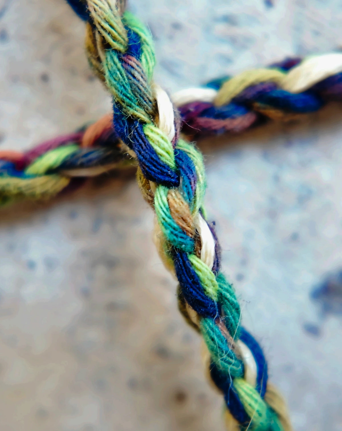 Multicoloured plant-dyed cotton fibres in the braided back cord